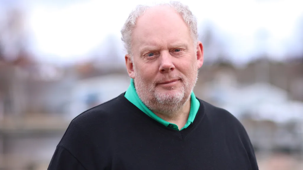 Matts Spångberg står utomhus och tittar in i kameran.
